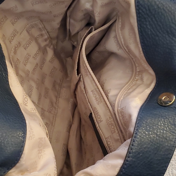 Michael kors bag and change purse set - Picture 3 of 5